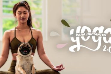 Instrutor demonstrando postura de Yoga para iniciantes, com foco em alinhamento e tranquilidade.