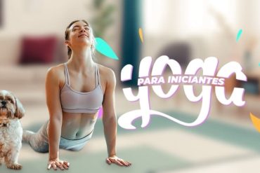 Mulher sorrindo praticando yoga em casa, com tapete e roupa esportiva, luz natural.