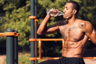 Capa do curso 15 MAX da BTFIT com fundo vibrante de academia e elementos de fitness.