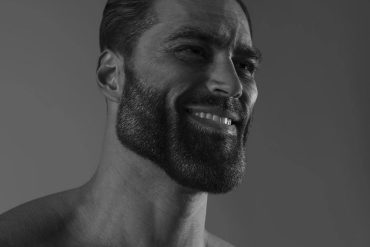 Homem com abdômen definido sorrindo após baixar o curso Abdomen Sarado BTFIT