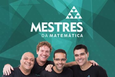 Mestres da Matemática: Capa do curso com elementos de equações e gráficos