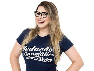 Estudante focado escrevendo redação com livro do Curso Redação Pamba