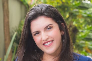 Capa do curso 'Fundos Imobiliários com Débora Duarte', com elementos gráficos que remetem a investimentos e imóveis.