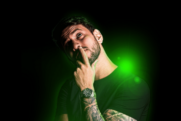 Homem sorrindo apresentando o logo 'A Quebra da Matrix Digital' com fundo de códigos binários