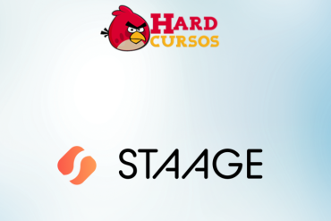 Pessoa estudando marketing digital em um notebook com gráficos de crescimento e ícones de sucesso