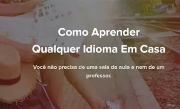 Pessoa aprendendo idiomas em casa com curso DGB