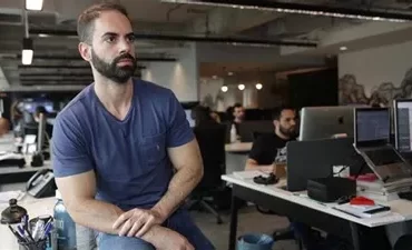 Capa do curso Investidor Definitivo de Felipe Miranda, com gráficos de investimento e símbolo de crescimento financeiro.