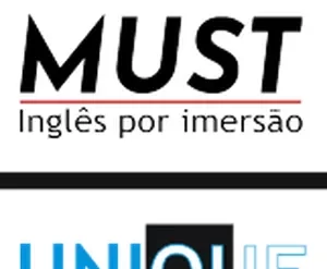 Pessoa confiante falando inglês em uma viagem internacional